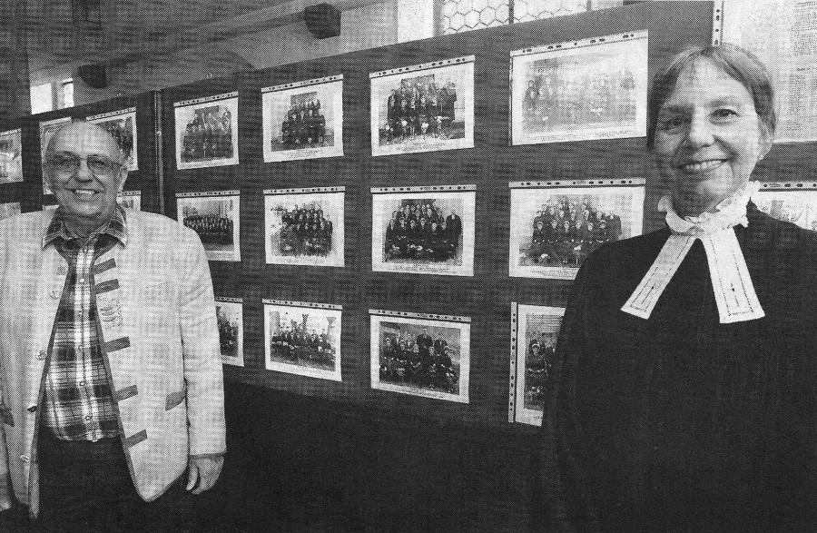 Auf großes Interesse stieß die Eröffnung der Fotoausstellung „Konfirmationsbilder aus über 100 Jahren“. Initiiert vom Verein „Semder Heimatgeschichte“. Präsentiert wurde Ausstellung in der Semder Dorfkirche von Karlheinz Müller, dem Vorsitzenden der „Semder Heimatgeschichte“. Unser Bild zeigt ihn zusammen mit Pastorin Bettina von Bremen. – Bild und Text: Johmann