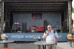Karlheinz Müller, Vorsitzender des Heimatvereins, begrüßt die Kerbbesucher