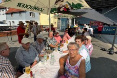 Frühstück am langen Tisch