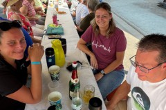 Frühstück am langen Tisch