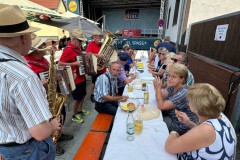 Frühstück am langen Tisch